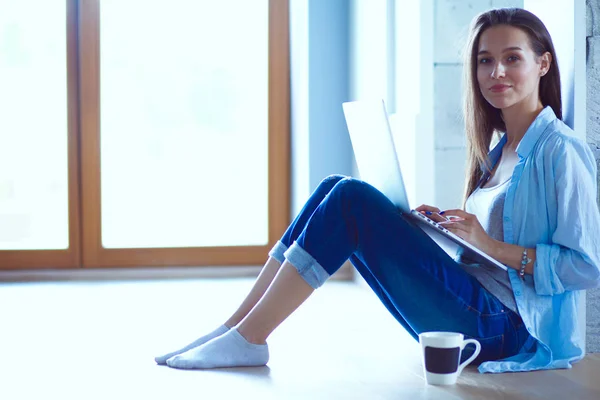 Ung vacker kvinna hemma sitter på golvet med laptop. Ung vacker kvinna. — Stockfoto