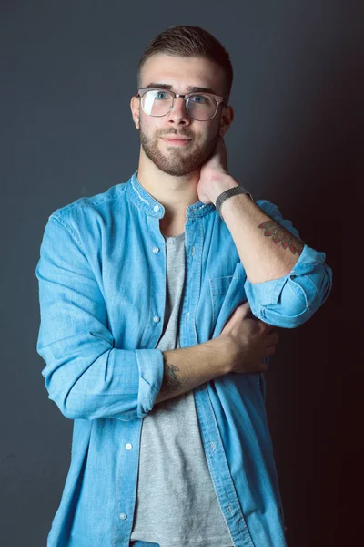 Retrato de um homem casual feliz de pé isolado em um fundo escuro. Bonito macho posando . — Fotografia de Stock