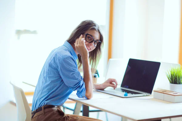 Mujer joven sentada en la mesa de la oficina con portátil. Jovencita. Ordenador portátil — Foto de Stock