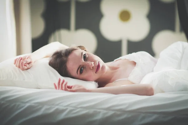Όμορφη γυναίκα ξαπλωμένη στο κρεβάτι της στο σπίτι. — Φωτογραφία Αρχείου