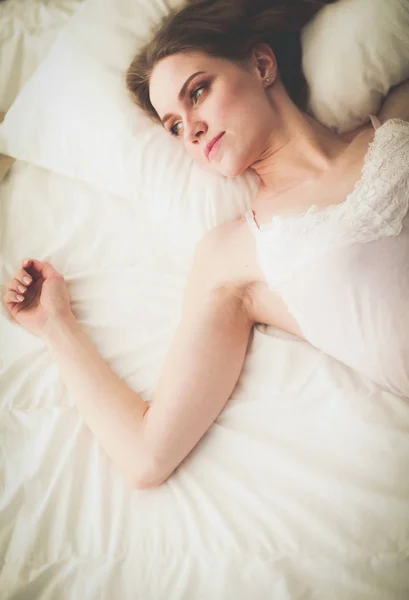 Vacker kvinna som ligger på sin säng hemma. — Stockfoto
