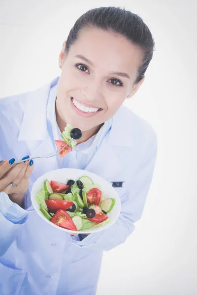 Retrato de una hermosa doctora sosteniendo un plato con verduras frescas. Mujeres doctores. — Foto de Stock