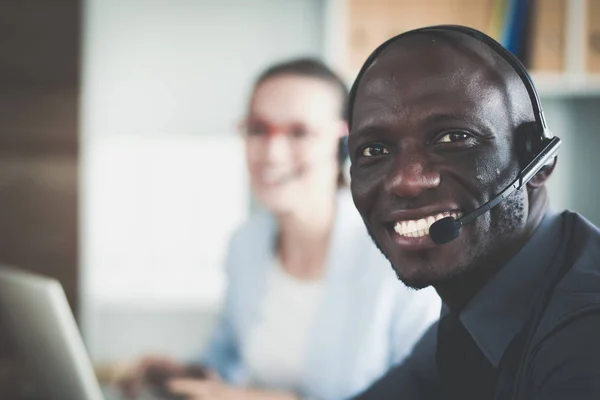 Portret van een Afro-Amerikaanse jonge zakenman met headset. — Stockfoto