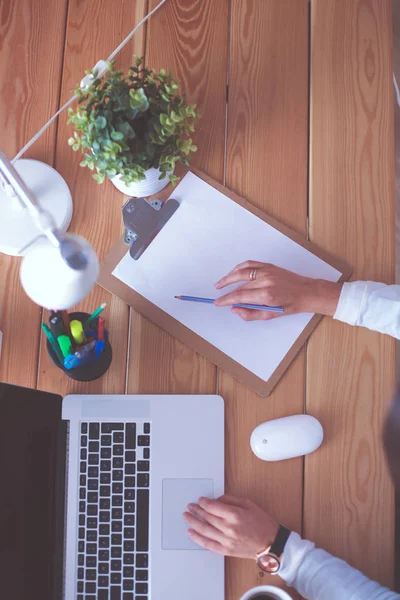 Masada oturan genç bir kadın..