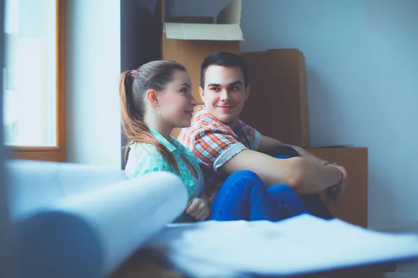 Casal a mudar-se para casa sentado no chão. Casal. — Fotografia de Stock