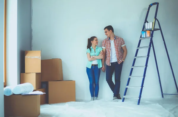 Portrait de jeune couple déménageant dans une nouvelle maison. Jeune couple — Photo