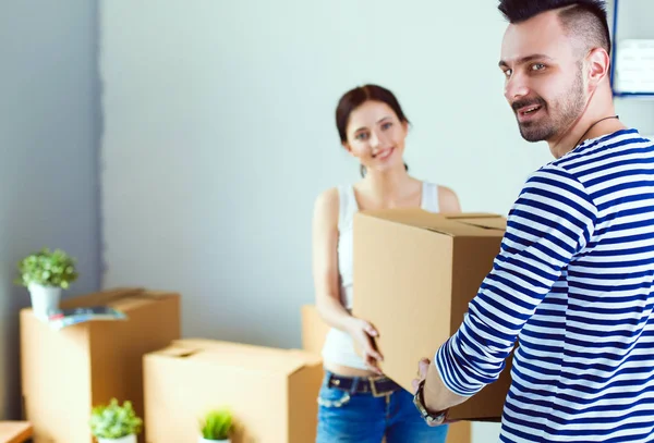 Açma veya kutu ambalaj ve yeni evine taşıdıktan mutlu genç bir çift. Genç Çift