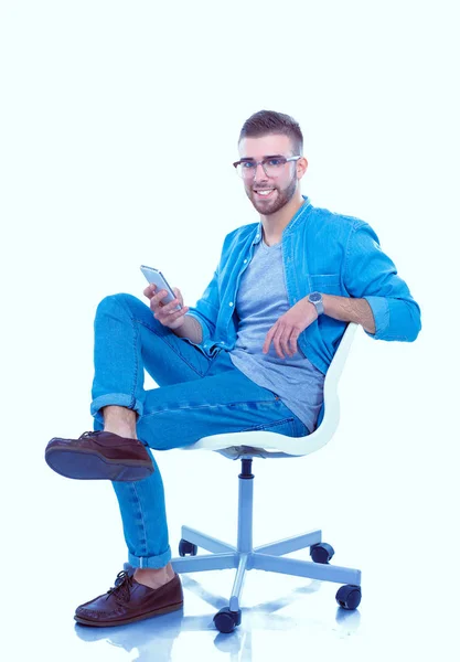 Ung man sitter på stol och med hjälp av mobiltelefon. Startupper. Ung entreprenör. — Stockfoto