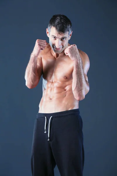 권투를 연습 하는 젊은 남자의 프로필 보기입니다. 개인 하네스 개인 훈련. — 스톡 사진