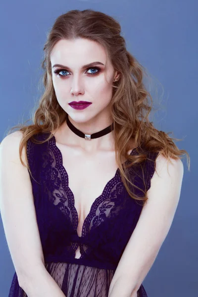 Güzel genç kadın yüz portresi. Gri arka plan üzerinde izole.