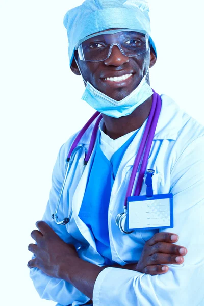 Porträt eines Arztes mit Maske und Uniform. isoliert auf weißem Hintergrund. Arzt. — Stockfoto