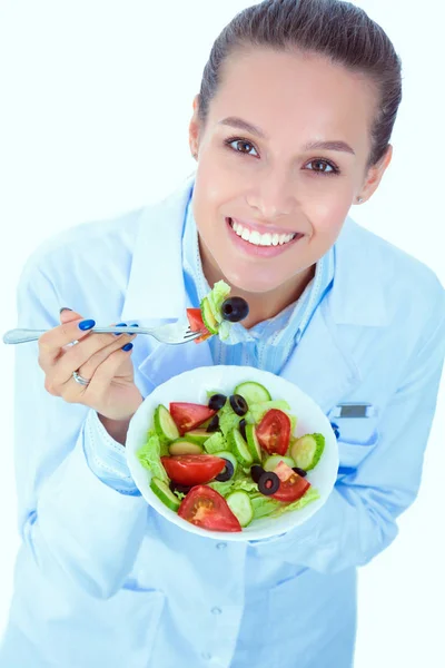 Retrato de una hermosa doctora sosteniendo un plato con verduras frescas. Mujeres doctores. —  Fotos de Stock