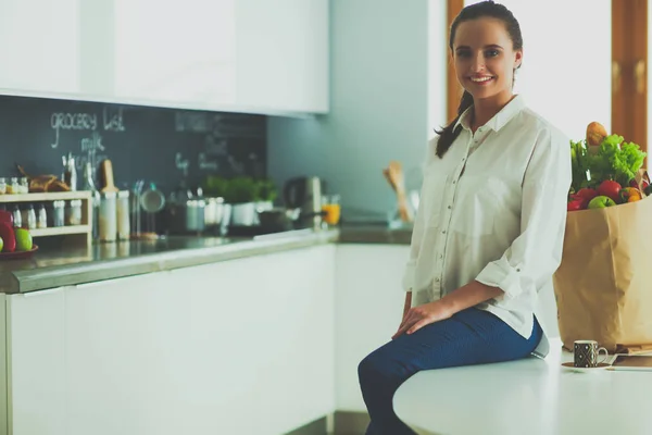 Jovem mulher planejando despesas e pagando contas em sua cozinha . — Fotografia de Stock