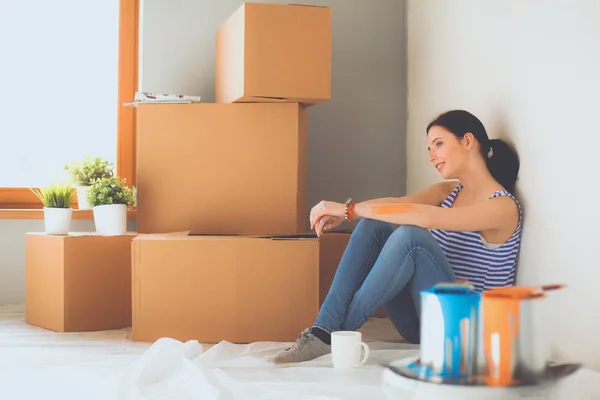 Woman in a new home with cardboard boxes. Woman in the house. — Stock Photo, Image