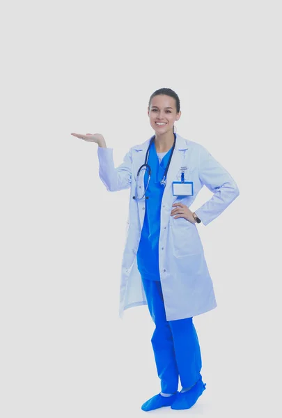 Bella giovane donna in cappotto bianco in posa con mano in tasca. Donna medico — Foto Stock
