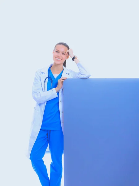 Жінка-лікар з чистим рекламним щитом. Жінка лікар — стокове фото