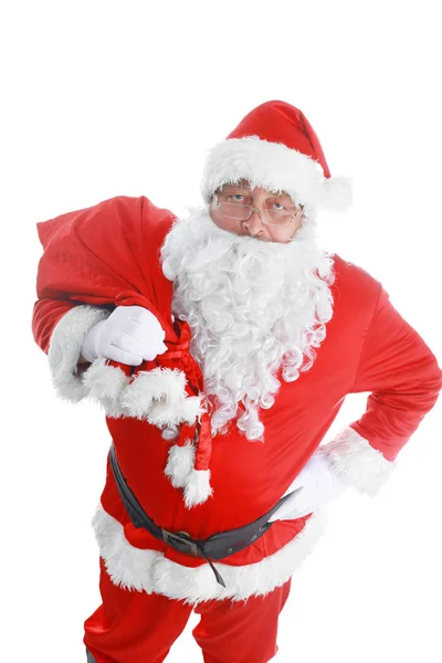 Echter Weihnachtsmann mit großer Tasche voller Geschenke, isoliert auf weißem Hintergrund — Stockfoto