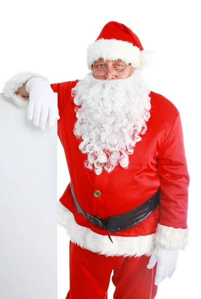 Glücklicher Weihnachtsmann, der hinter dem leeren Schild auf weißem Hintergrund hervorblickt — Stockfoto