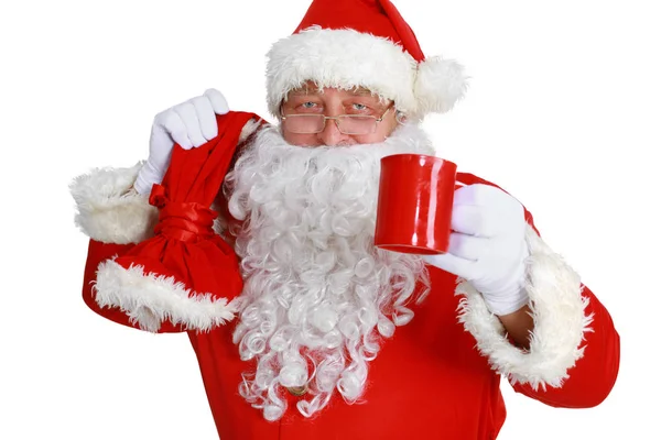 Echter Weihnachtsmann mit großer Tasche voller Geschenke, isoliert auf weißem Hintergrund — Stockfoto