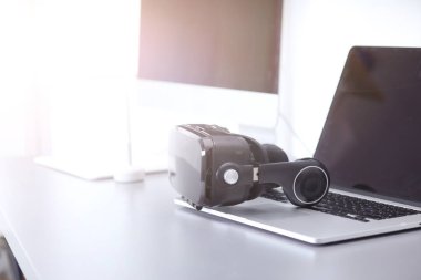 Bilgisayarlı sanal gerçeklik gözlükleri. İş. 3D teknoloji