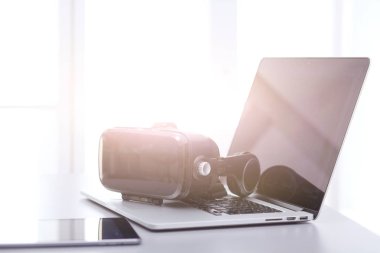 Bilgisayarlı sanal gerçeklik gözlükleri. İş. 3D teknoloji