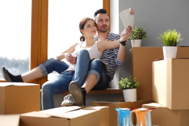 Evde pencere kenarında oturan hareketli çift. Çift