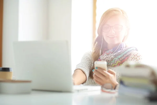 Žena využívání mobilního telefonu v univerzitě. Studenta. Univerzita — Stock fotografie