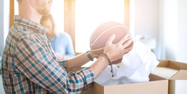 Couple unpacking cardboard boxes in their new home — Stock Photo, Image