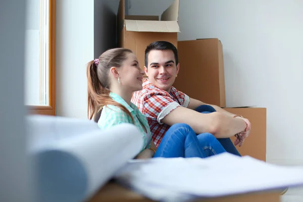 Paar verplaatsen in huis zittend op de vloer. Paar — Stockfoto