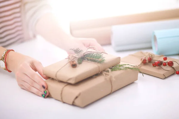 Manos de mujer sosteniendo caja de regalo de Navidad . — Foto de Stock