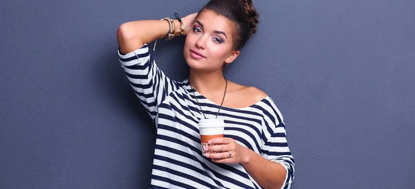 Ritratto di giovane donna con tazza di tè o caffè — Foto Stock