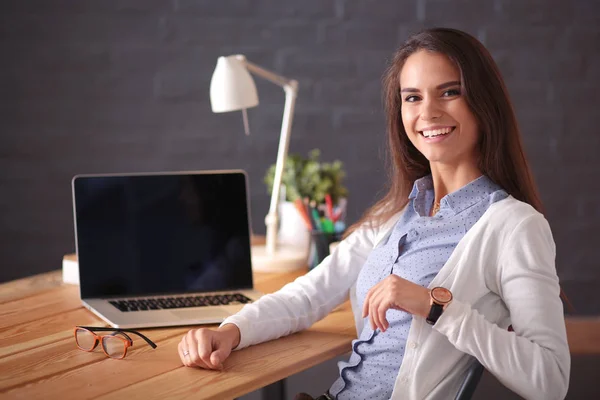 Jovem mulher trabalhando sentado em uma mesa. — Fotografia de Stock