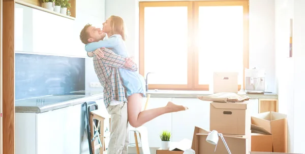 Porträt eines jungen Paares beim Einzug in ein neues Zuhause — Stockfoto