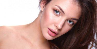 Güzel genç kadın yüzünün yakın portresi. Beyaz arkaplanda izole.