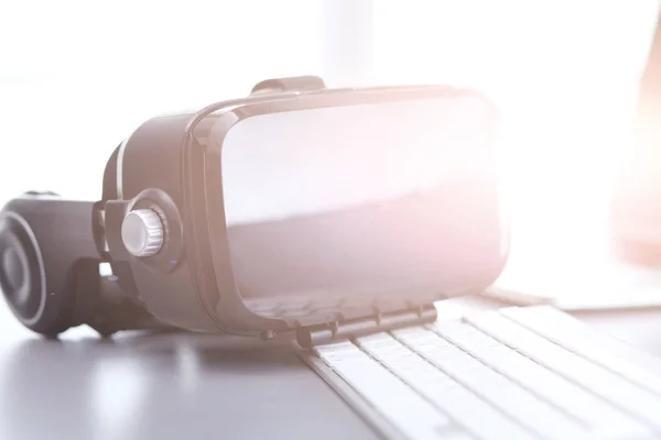 Gafas de realidad virtual en el escritorio con portátil. negocios. tecnología 3d —  Fotos de Stock