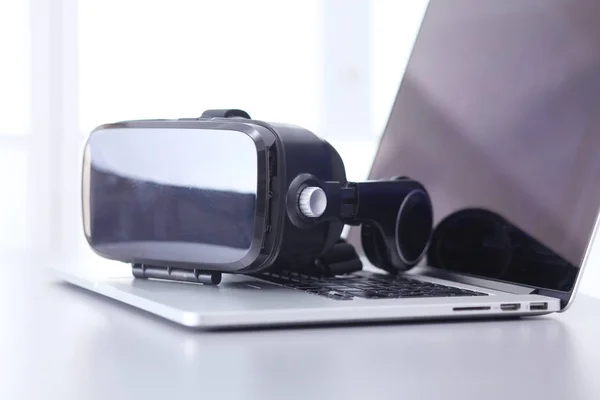 ラップトップで机の上に仮想現実ゴーグル。仕事だ。3D技術 — ストック写真