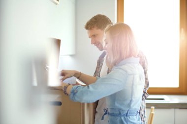 Genç bir çift yeni evde büyük karton kutu taşıyan. Ev taşıma. Genç Çift