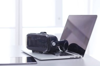 Bilgisayarlı sanal gerçeklik gözlükleri. İş. 3D teknoloji