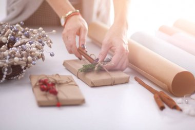 Noel hediye kutusu dekorasyon kadın elleri. Kadının elleri