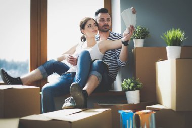 Evde pencere kenarında oturan hareketli çift. Çift