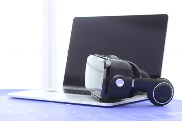 Virtual reality goggles on desk with laptop. business. 3d technology — Stock Photo, Image