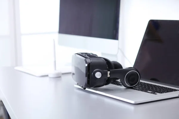 Virtual reality goggles on desk with laptop. business. 3d technology — Stock Photo, Image