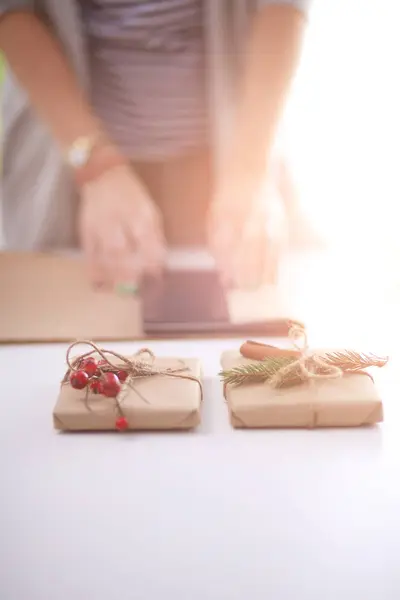 Mãos de mulher decorando caixa de presente de Natal. Mãos de mulher — Fotografia de Stock