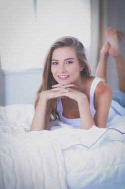Güzel kadın evde yatağında yatarken. Güzel kadın