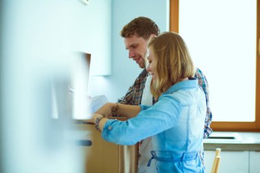 Genç bir çift yeni evde büyük karton kutu taşıyan. Ev taşıma. Genç Çift