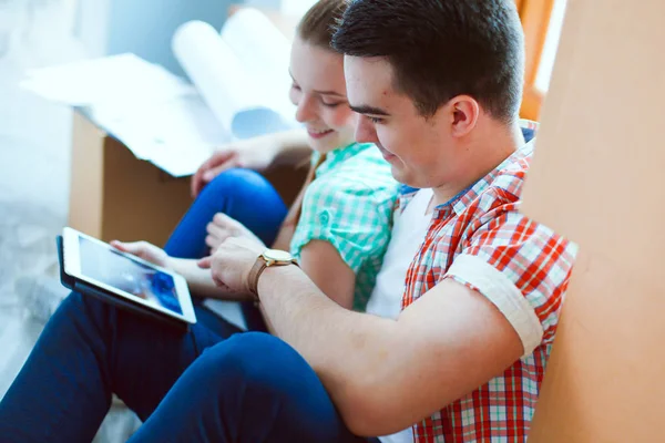 Evde oturan ipad ile katta hareketli çift. Çift