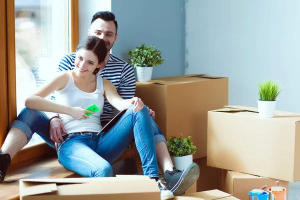 Paar verplaatsen in huis zittend op de vloer. Paar — Stockfoto