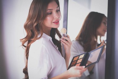 Genç kadın kendini yansıma evde aynaya bakıyorum. Genç kadın.