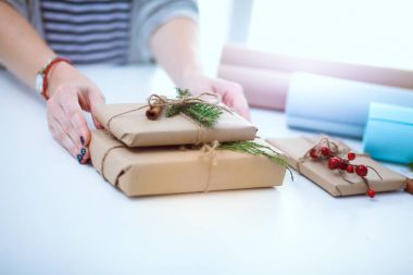 Noel hediye kutusu tutan kadın elinde.