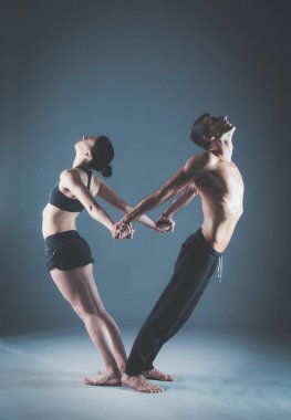 Genç çift Acro yoga mat Studio birlikte uygulamak. Acroyoga. Çift yoga. Ortak yoga.